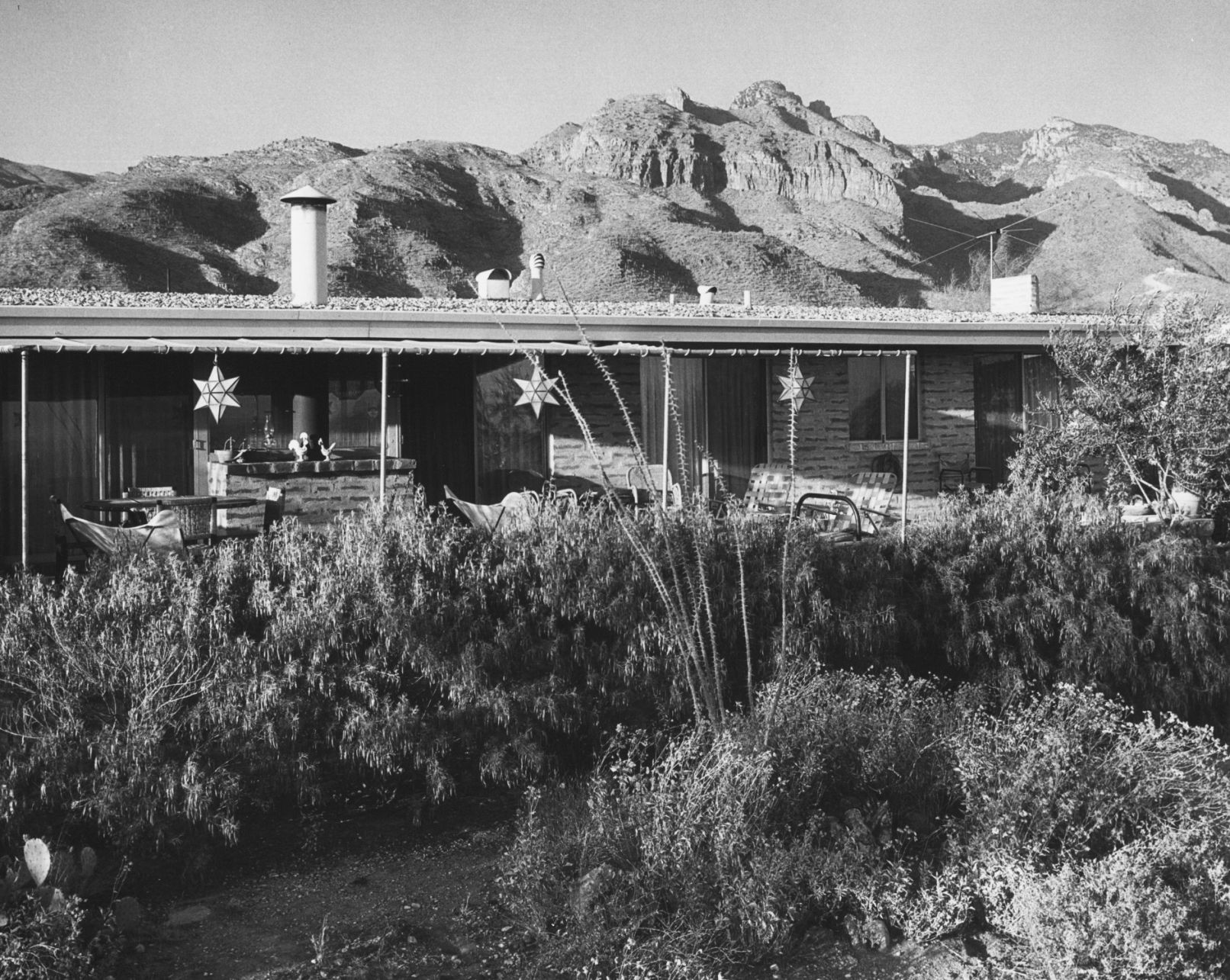 1961 photos: Paintings highlight desert home